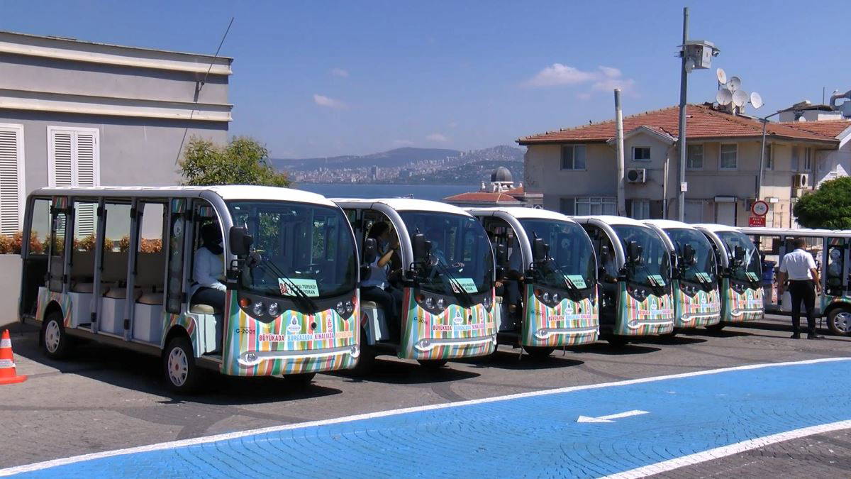 Büyükada'da elektrikli araçlar seferlerine başladı