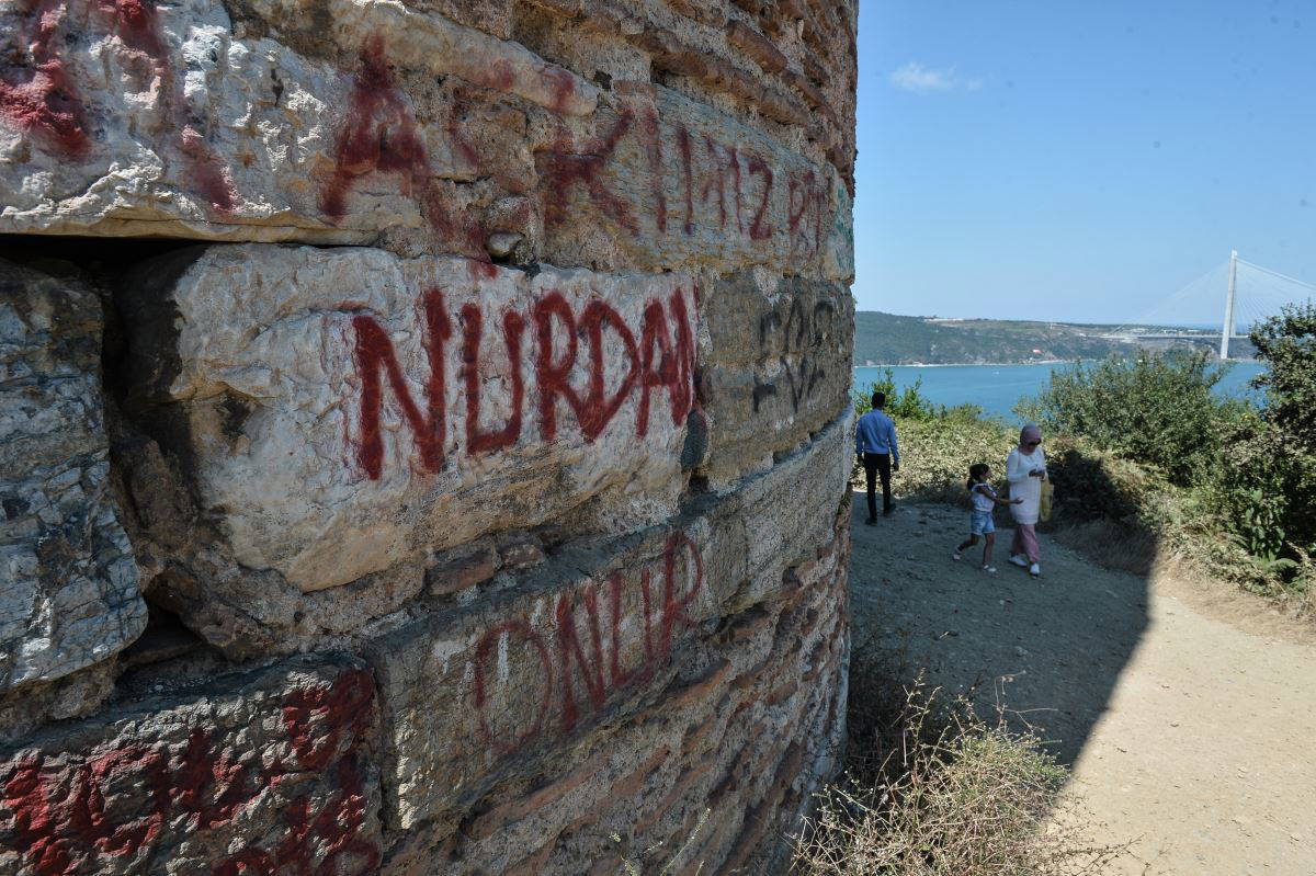Tarihe tanıklık eden Yoros Kalesi'ni harabeye çevirdiler