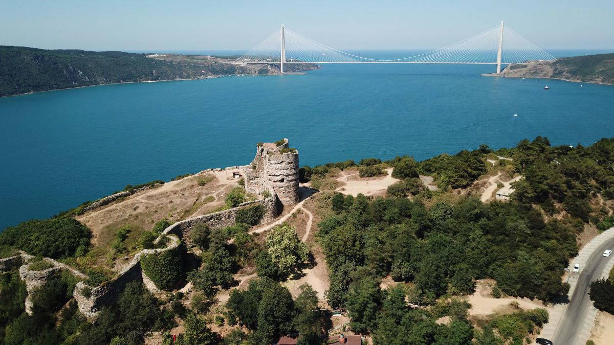 Tarihe tanıklık eden Yoros Kalesi'ni harabeye çevirdiler