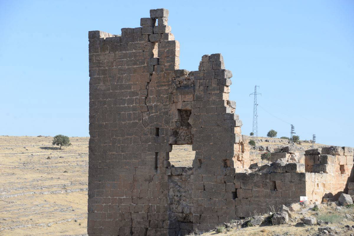 Zerzevan Kalesi'nde 'ölüler şehri' gün yüzüne çıkartılacak