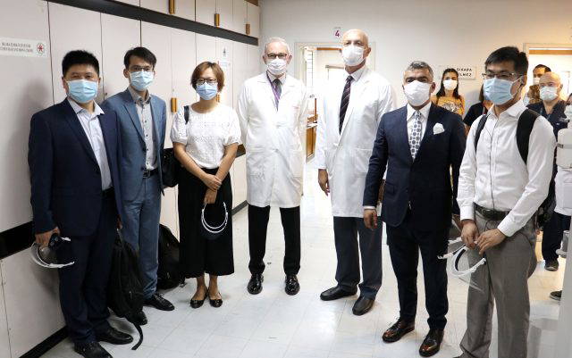 Koronavirüs aşısında ilk gönüllü uygulamasına ait görüntüler paylaşıldı