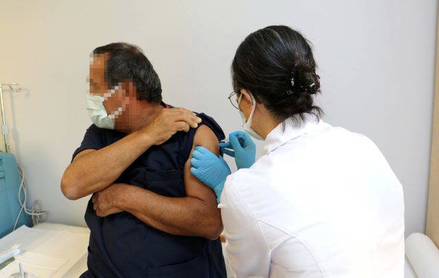 Koronavirüs aşısında ilk gönüllü uygulamasına ait görüntüler paylaşıldı