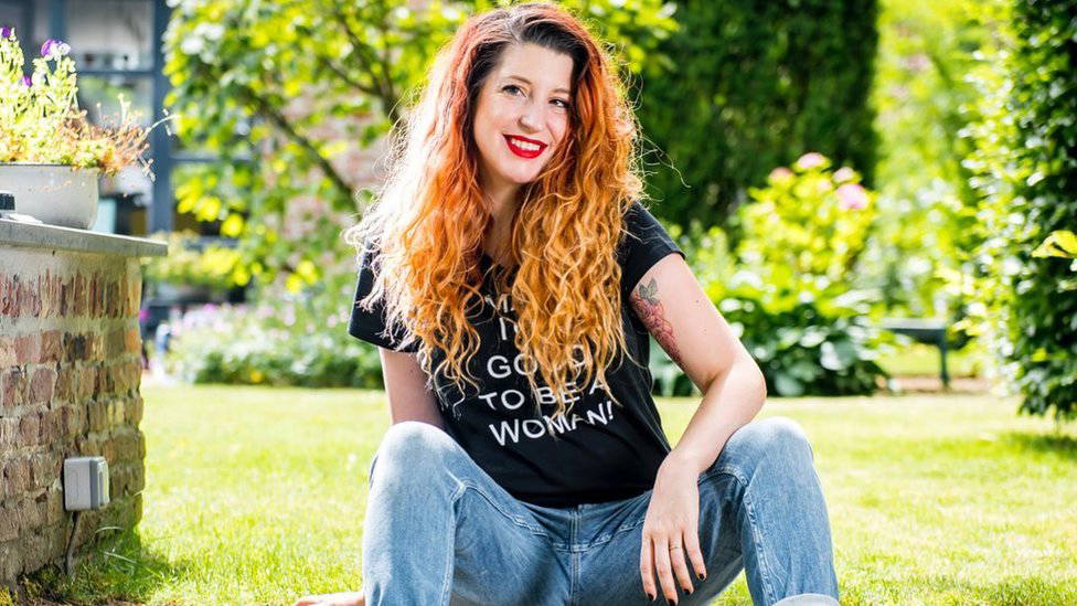 Ayollar erkaklarning eshaklariga qollarini qoyishadi