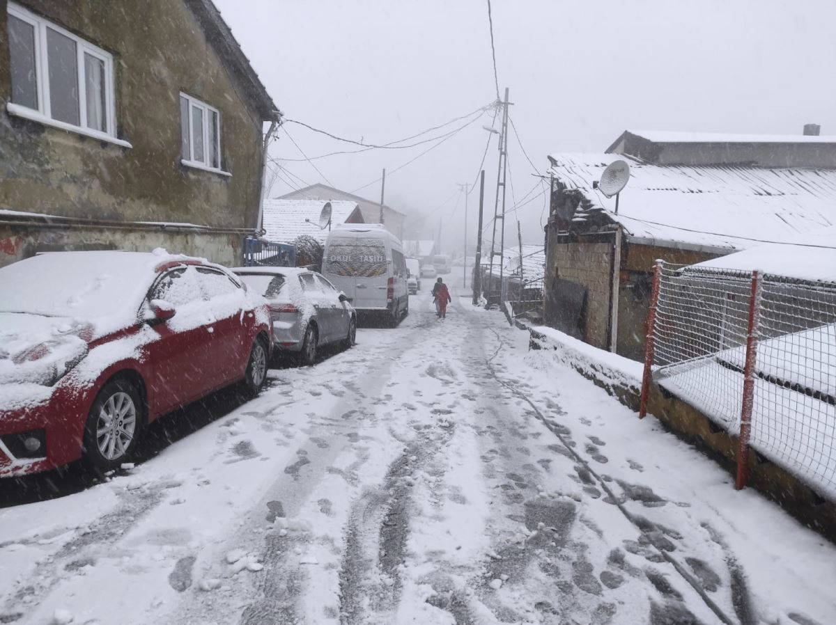 İstanbul'da kar yağışı; Sarıyer'de çocuklar kar topu oynadı