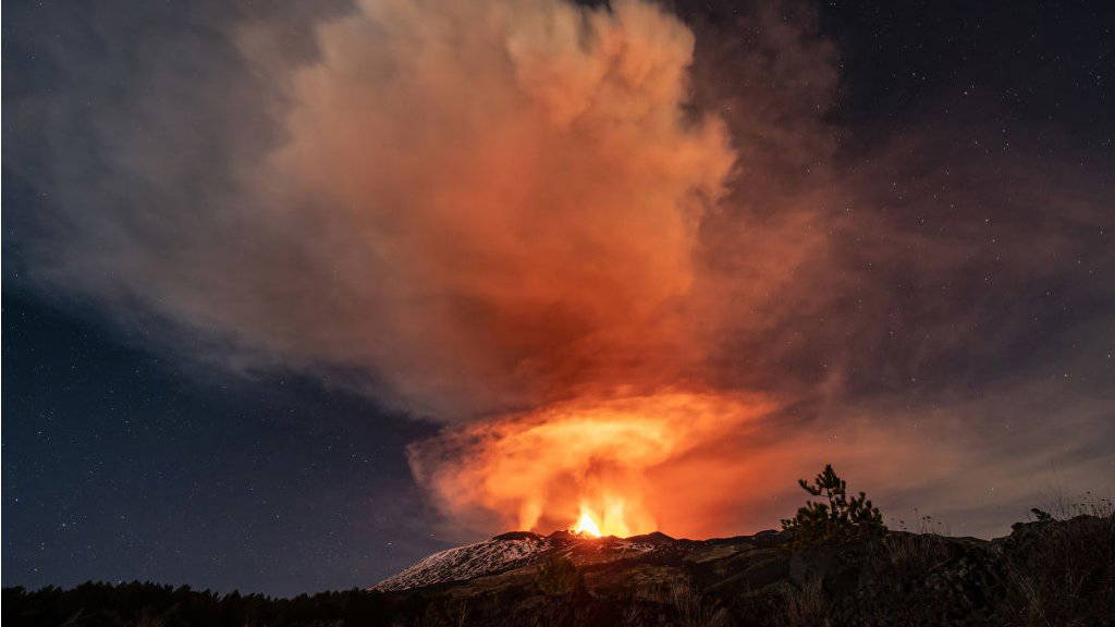 Fotoğraflarla: Etna Yanardağı’ndaki patlamalar Sicilya gecelerini aydınlatıyor