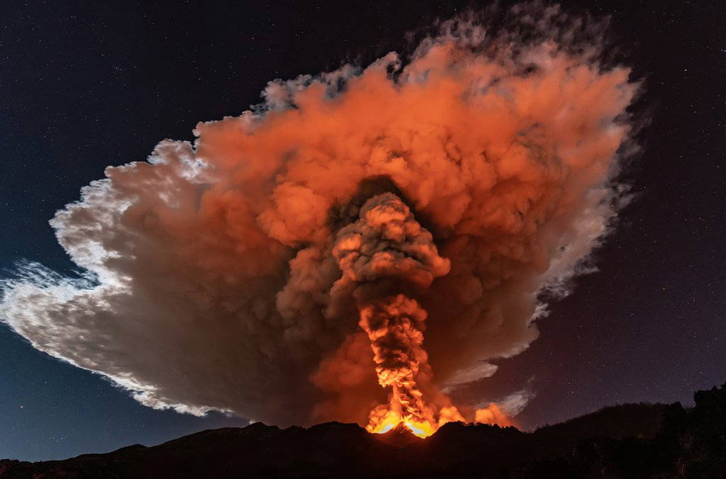 Fotoğraflarla: Etna Yanardağı’ndaki patlamalar Sicilya gecelerini aydınlatıyor