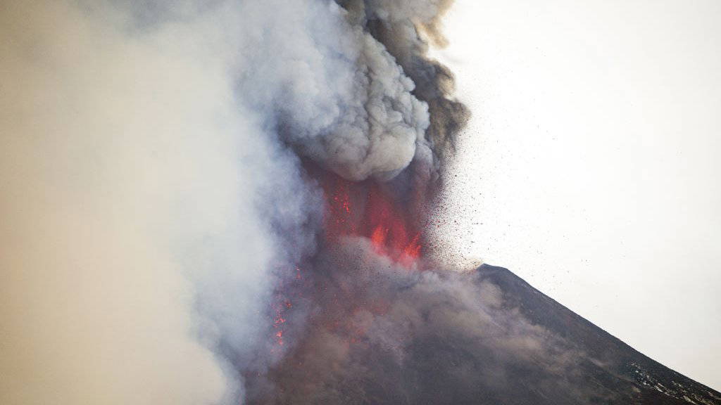 Fotoğraflarla: Etna Yanardağı’ndaki patlamalar Sicilya gecelerini aydınlatıyor