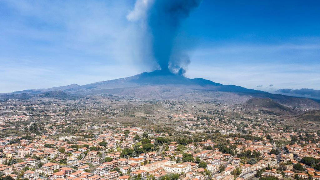Fotoğraflarla: Etna Yanardağı’ndaki patlamalar Sicilya gecelerini aydınlatıyor