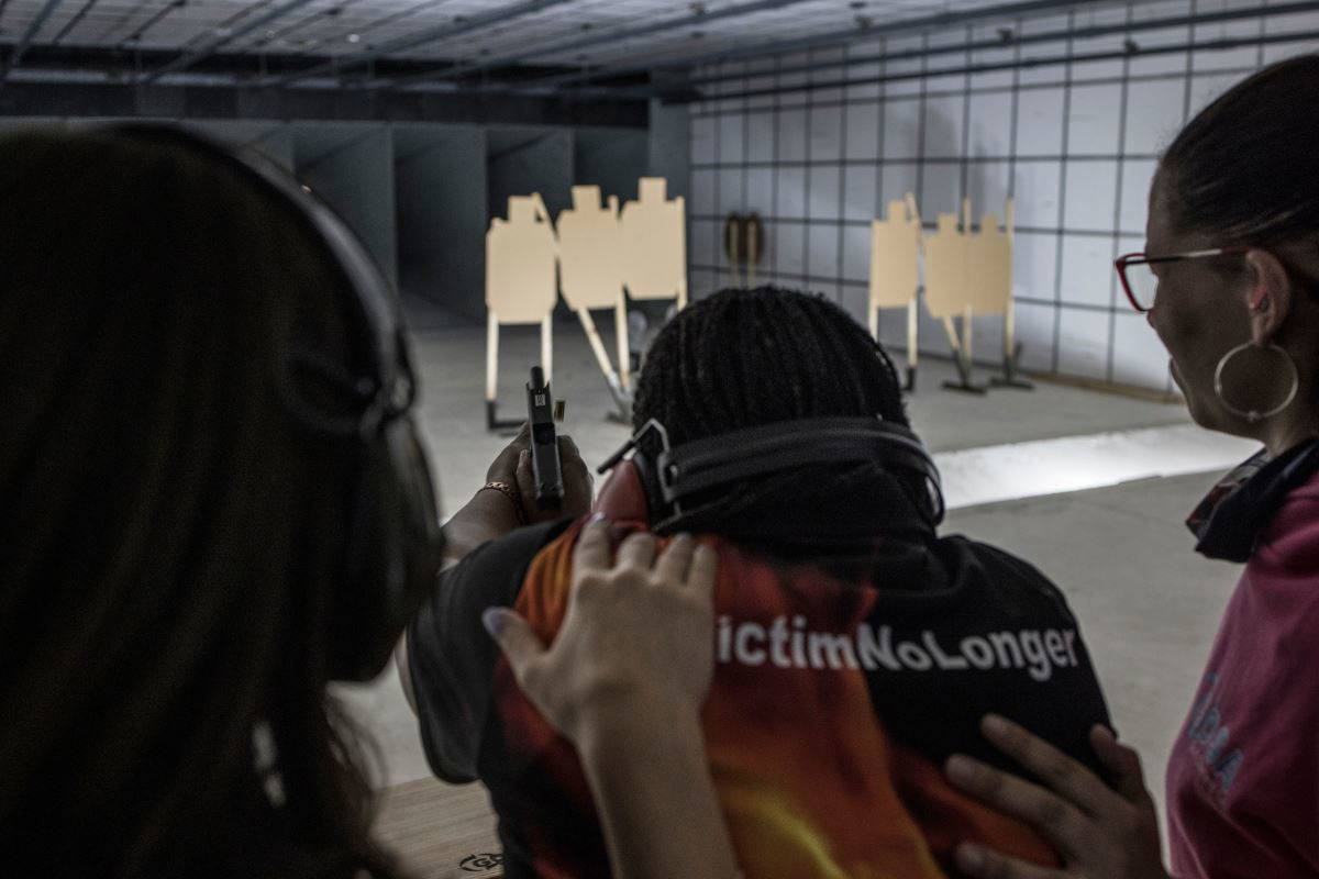 Güney Afrika'da kadınlar erkek şiddetine karşı silah eğitimi alıyor