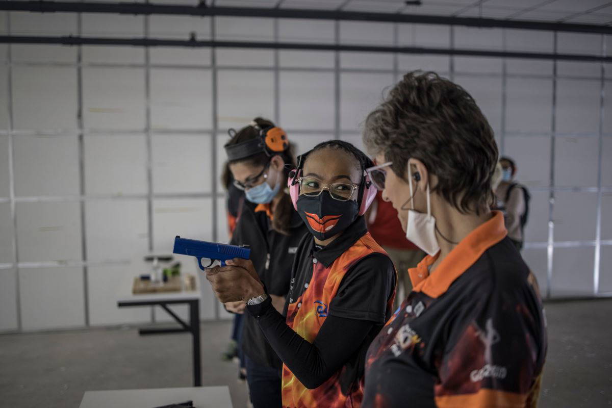 Güney Afrika'da kadınlar erkek şiddetine karşı silah eğitimi alıyor