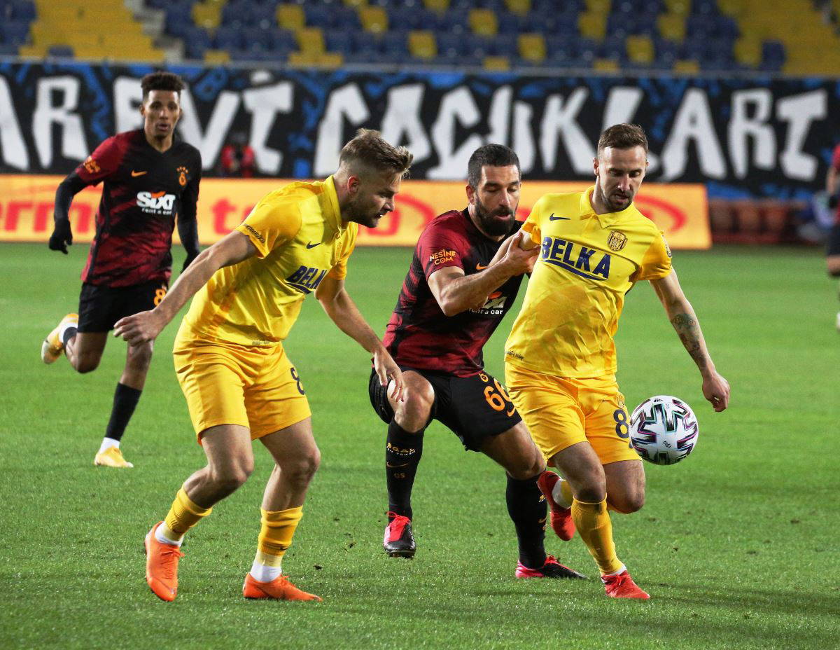 Penaltı ve kırmızı kart doğru mu, spor yazarları ne dedi?