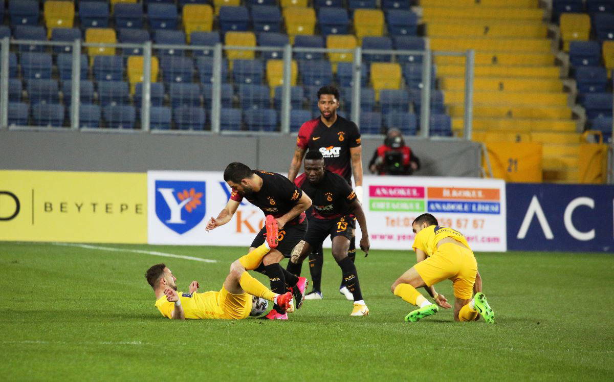 Penaltı ve kırmızı kart doğru mu, spor yazarları ne dedi?