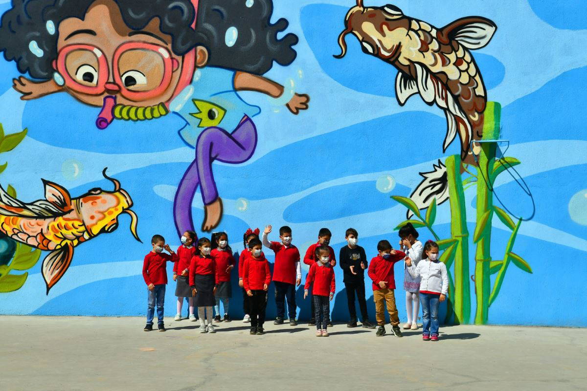 Okul duvarlarında 23 Nisan sürprizi