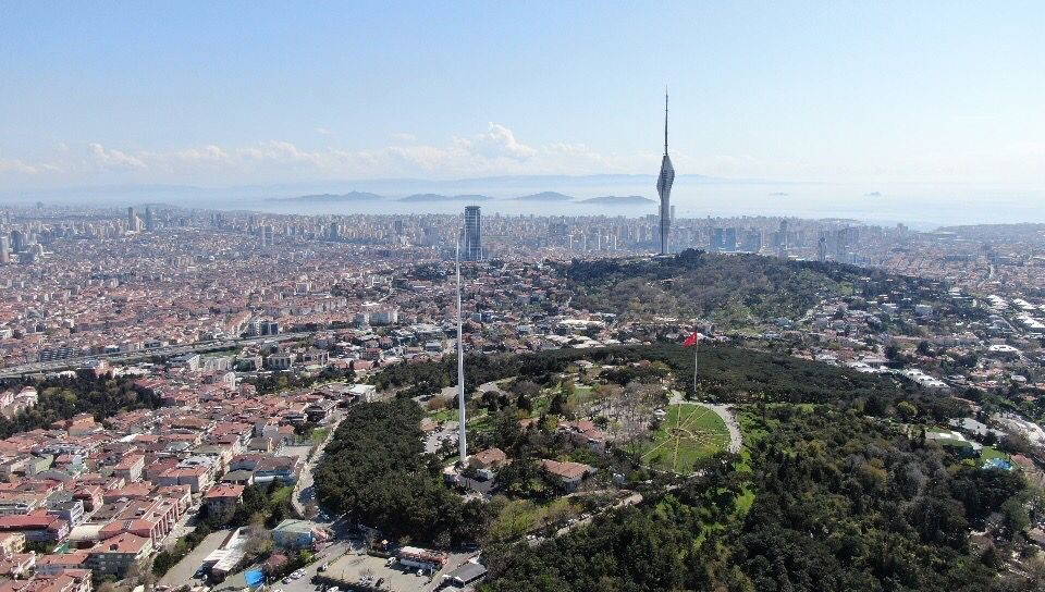 Türkiye'nin en uzun bayrak direği Çamlıca Tepesi'nde