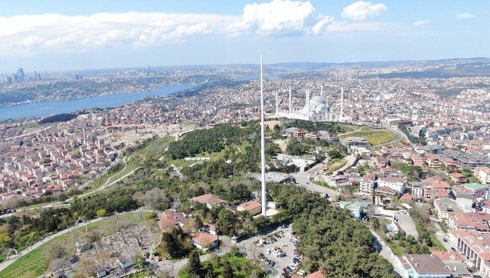 Türkiye'nin en uzun bayrak direği Çamlıca Tepesi'nde