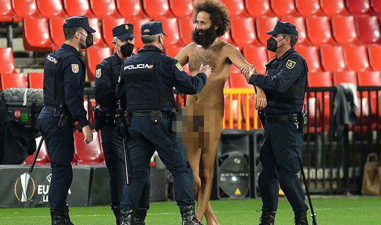 Granada - Manchester United maçında sahaya çıplak taraftar girdi