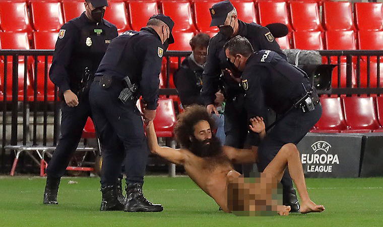 Granada - Manchester United maçında sahaya çıplak taraftar girdi