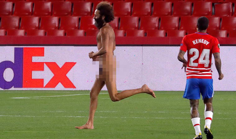 Granada - Manchester United maçında sahaya çıplak taraftar girdi