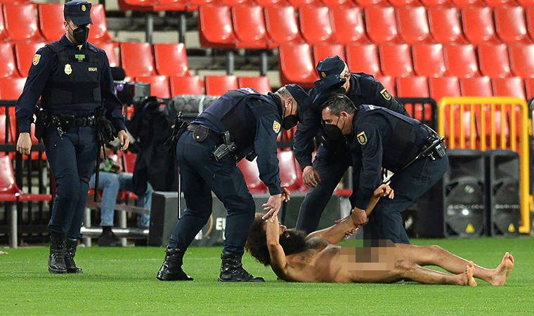 Granada - Manchester United maçında sahaya çıplak taraftar girdi