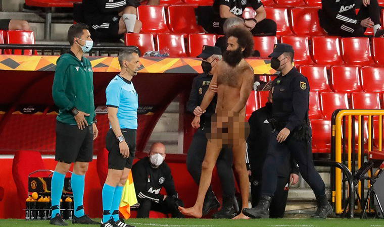 Granada - Manchester United maçında sahaya çıplak taraftar girdi