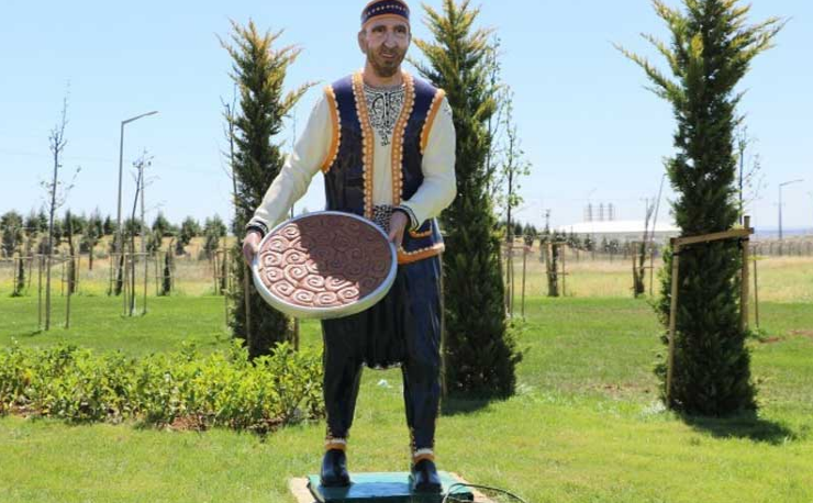 Kayyımın 4 milyon TL'lik 'heykelleri' alay konusu oldu