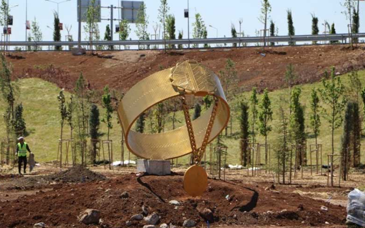 Kayyımın 4 milyon TL'lik 'heykelleri' alay konusu oldu