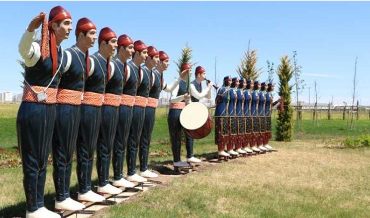 Kayyımın 4 milyon TL'lik 'heykelleri' alay konusu oldu