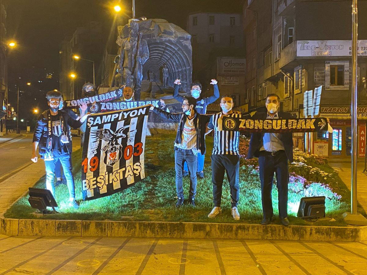 Beşiktaş taraftarı, kısıtlamaya aldırış etmeden sokaklarda