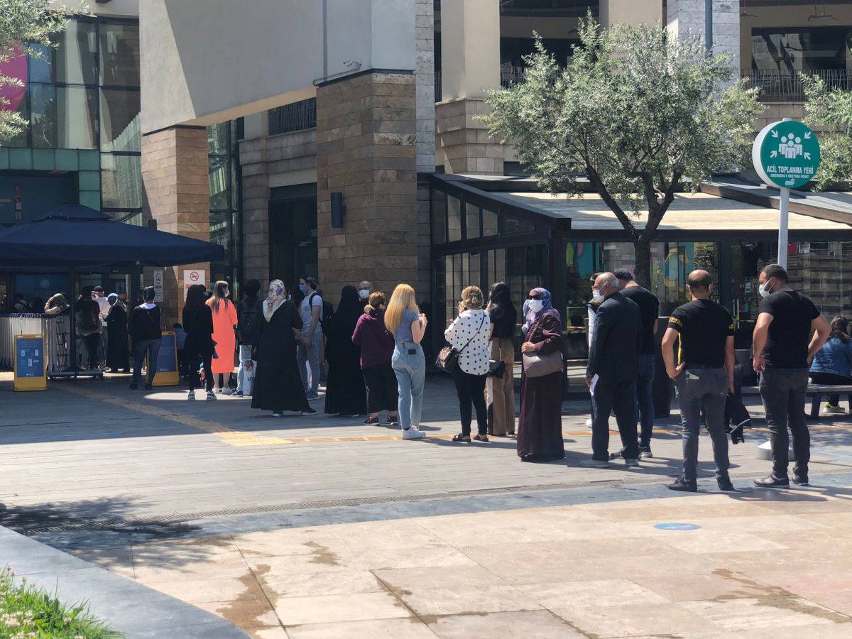 Kısıtlama bitti, AVM'ye akın ettiler