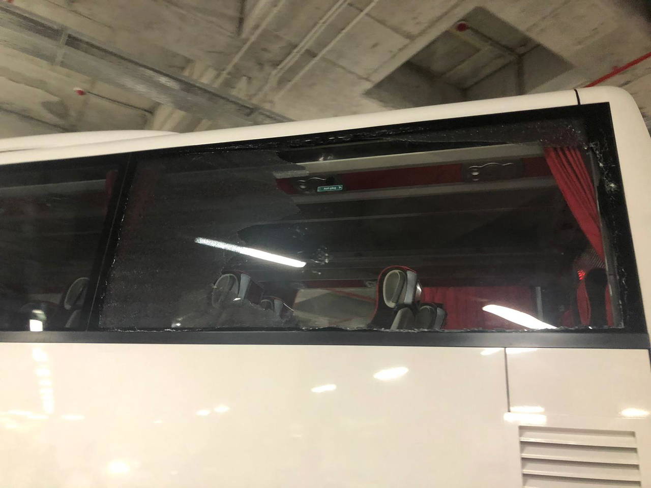 Beşiktaş kafilesine taşlı saldırı