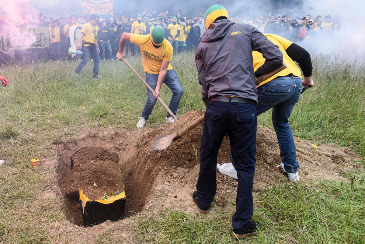 Ligue 1'den düşen Nantes'ın taraftarları, başkan için cenaze töreni düzenledi