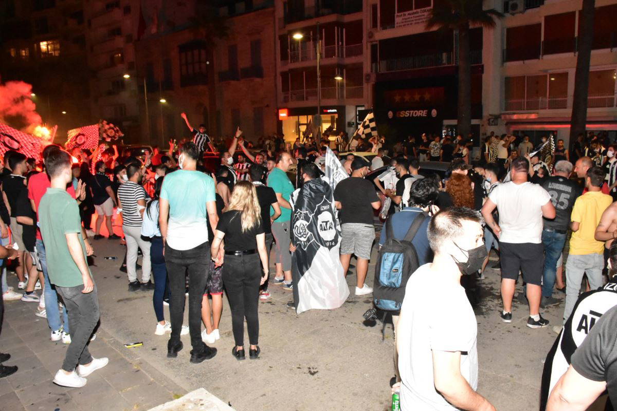 Altaylı taraftarlar şampiyonluğun ardından İzmir sokaklarına döküldü