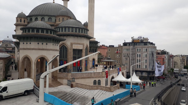 Taksim Camii açılışı! Koronavirüs unutuldu, yine bildik görüntüler