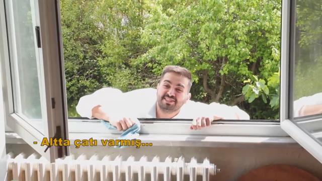 'Temizlik Benim İşim' yarışmasının sunucusu Kadir Ezildi, 5. kattaki evin camlarını silerken yere düştü