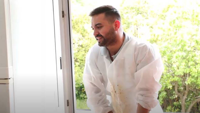 'Temizlik Benim İşim' yarışmasının sunucusu Kadir Ezildi, 5. kattaki evin camlarını silerken yere düştü