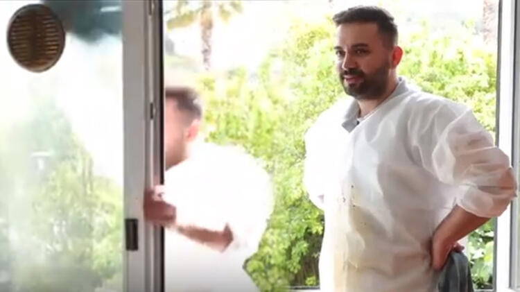 'Temizlik Benim İşim' yarışmasının sunucusu Kadir Ezildi, 5. kattaki evin camlarını silerken yere düştü