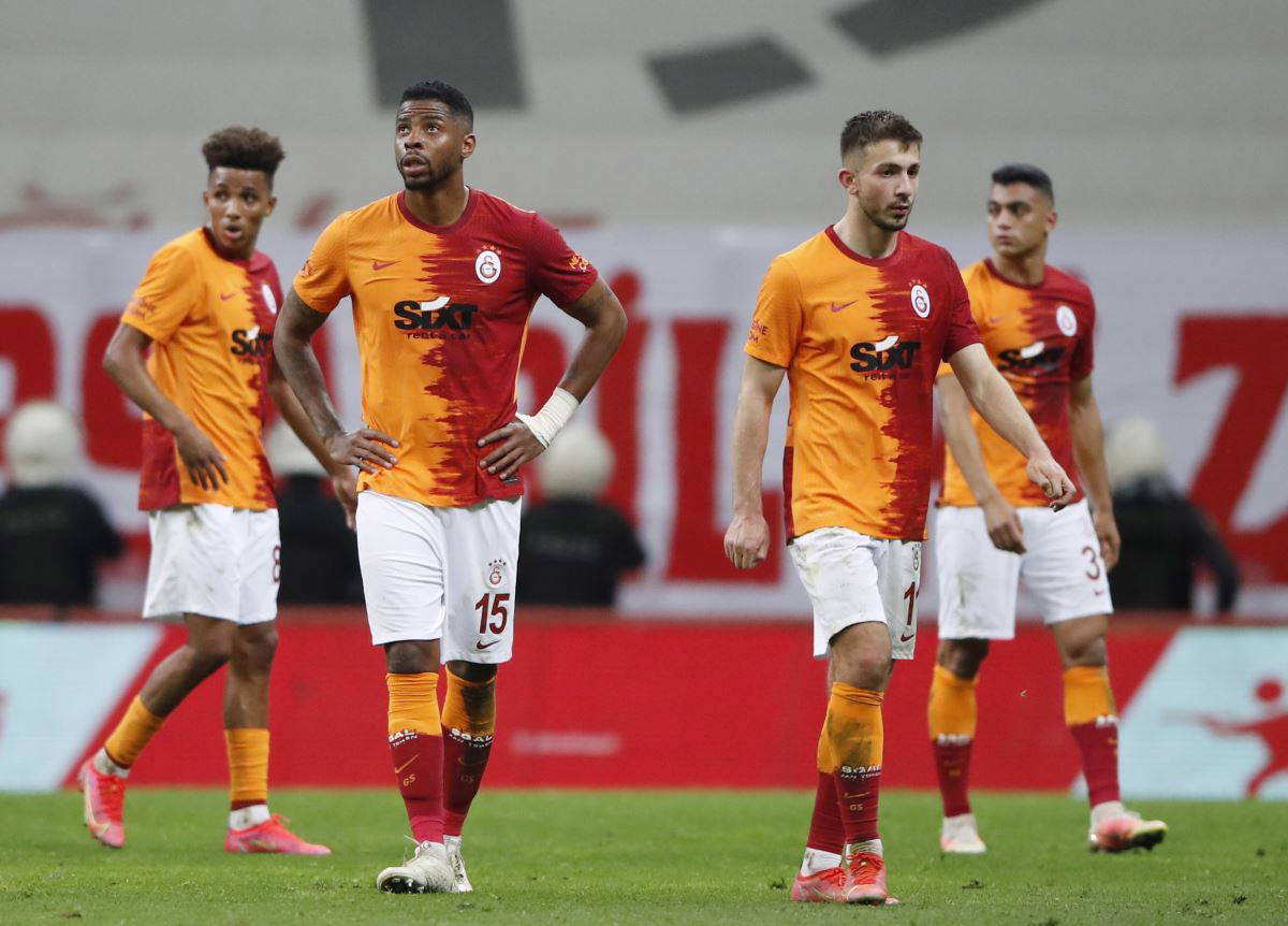 Galatasaray'da sözleşmesi biten 12 futbolcu serbest kaldı