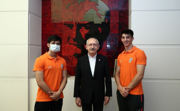 Dünya şampiyonu jimnastikçi Ayşe Begüm Onbaşı Kılıçdaroğlu'nu ziyaret etti