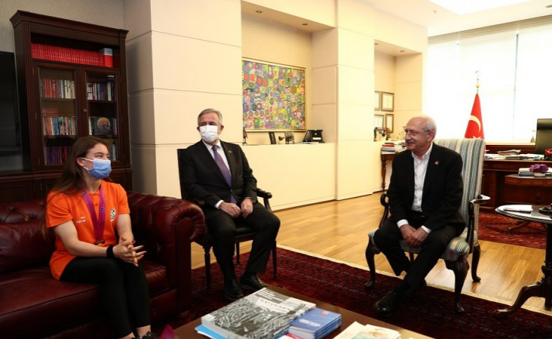 Dünya şampiyonu jimnastikçi Ayşe Begüm Onbaşı Kılıçdaroğlu'nu ziyaret etti
