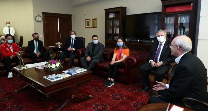 Dünya şampiyonu jimnastikçi Ayşe Begüm Onbaşı Kılıçdaroğlu'nu ziyaret etti