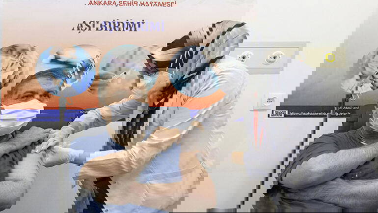 Sağlık Bakanı Fahrettin Koca'dan 3. doz aşı açıklaması