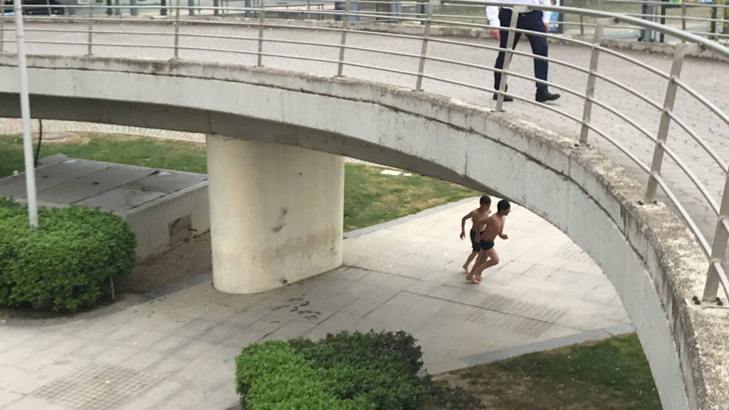 Süs havuzuna giren çocuklar, polisi görünce saklandı