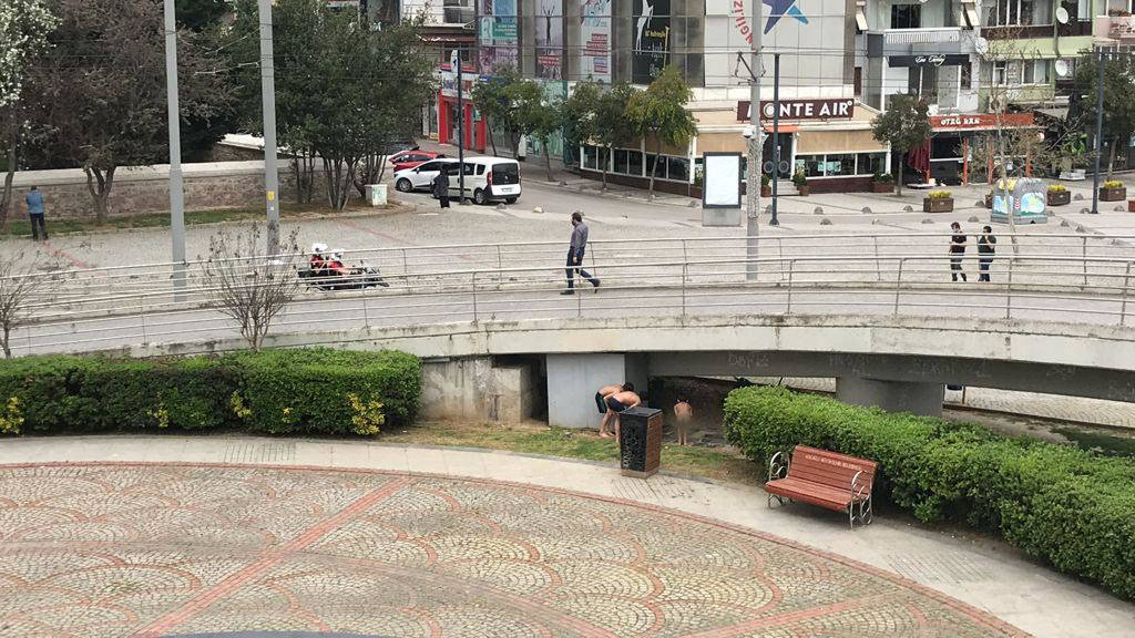 Süs havuzuna giren çocuklar, polisi görünce saklandı