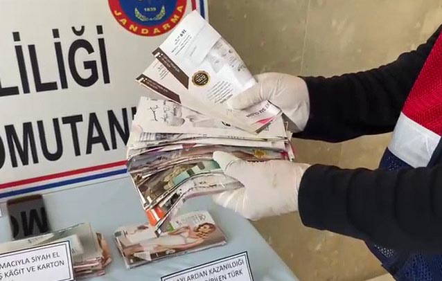 Gazete kağıdından desteleri, Avustralya doları diye sattılar