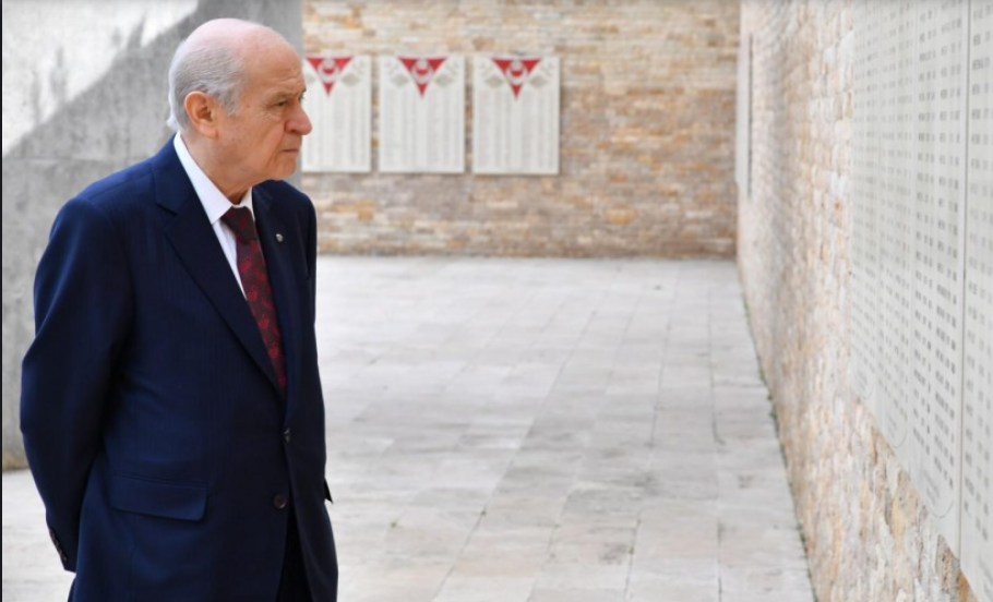 Devlet Bahçeli'nin 'elleri arkada şehitlik ziyareti' paylaşılıyor!