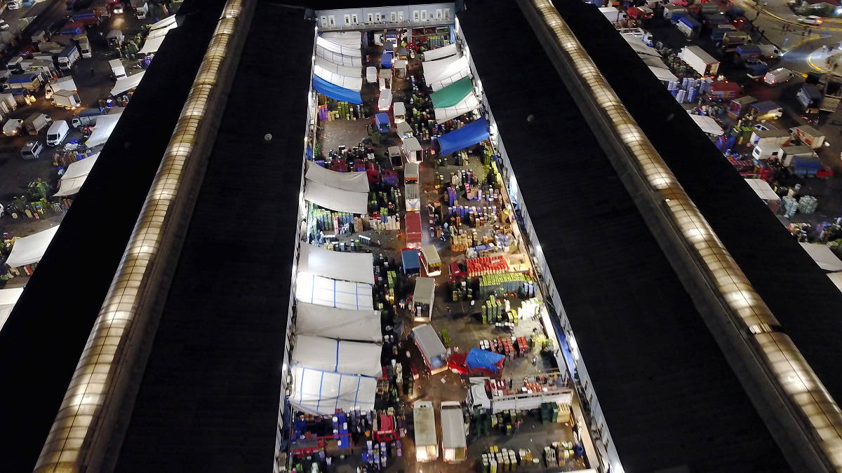 Bayrampaşa halinde gece yoğunluğu; pazarcılar akın etti