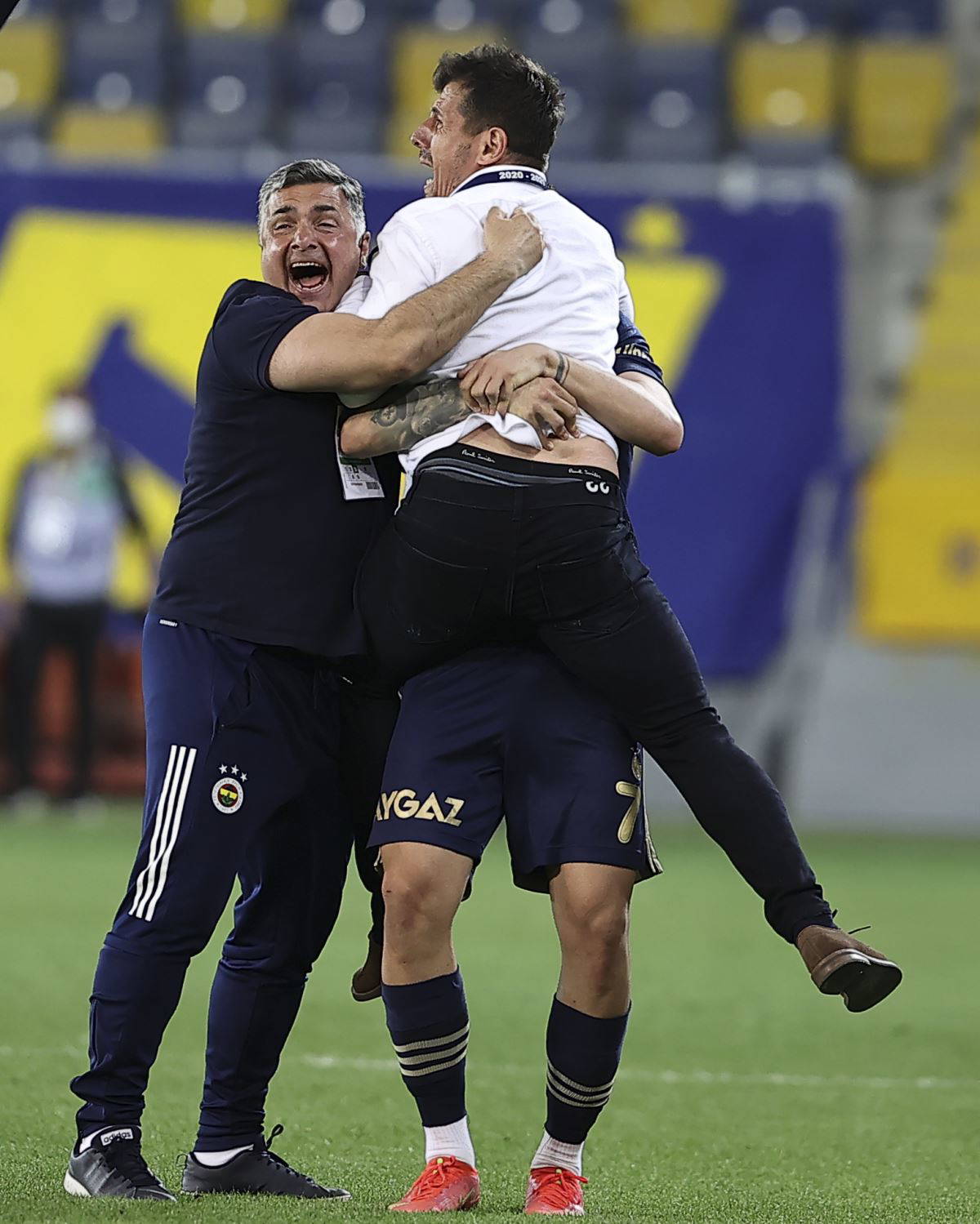 Emre Belözoğlu, Fenerbahçe'nin golünde kendinden geçti