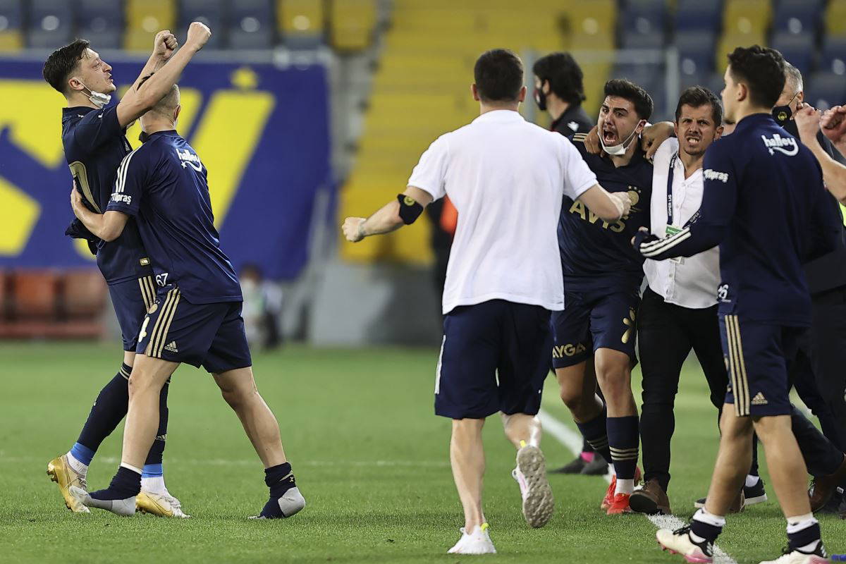 Emre Belözoğlu, Fenerbahçe'nin golünde kendinden geçti