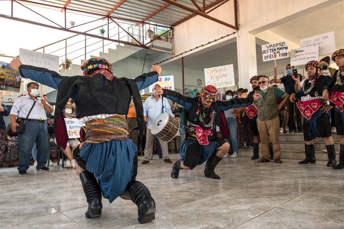 Köylüler davullu zurnalı eylemle  'JES' toplantısını durdurdu