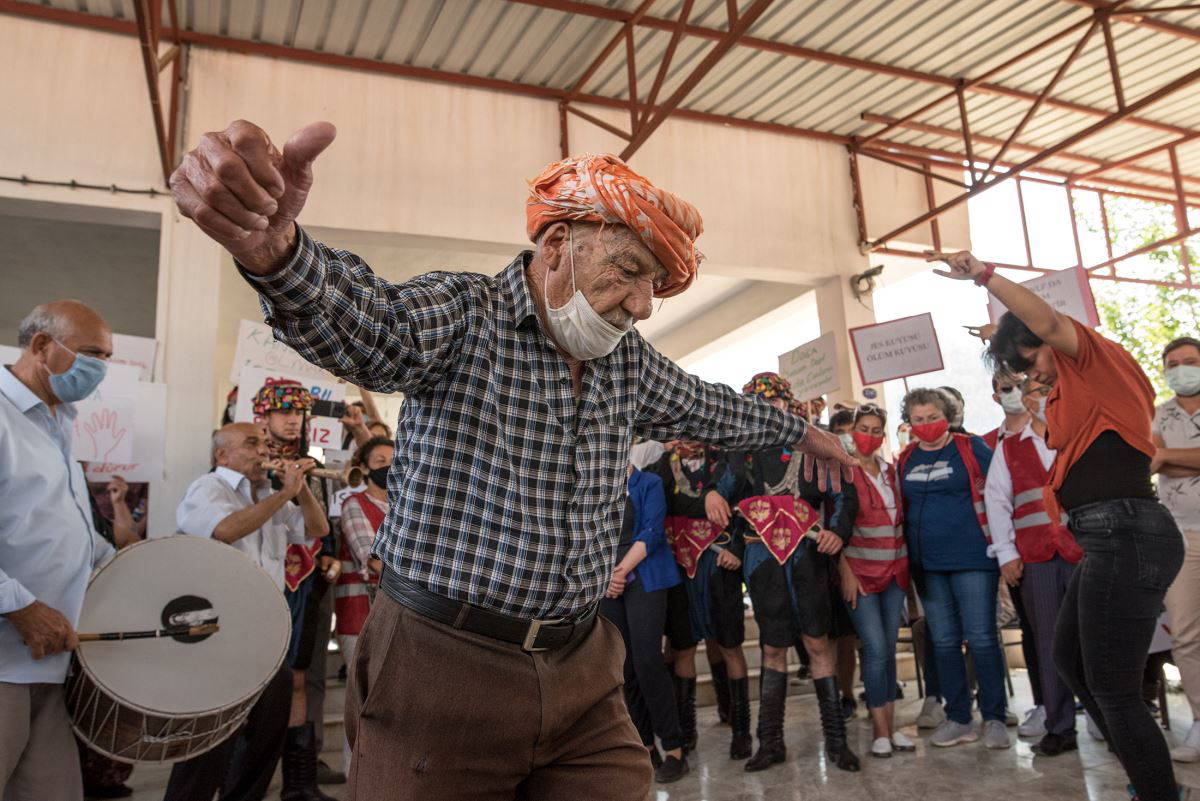 Köylüler davullu zurnalı eylemle  'JES' toplantısını durdurdu